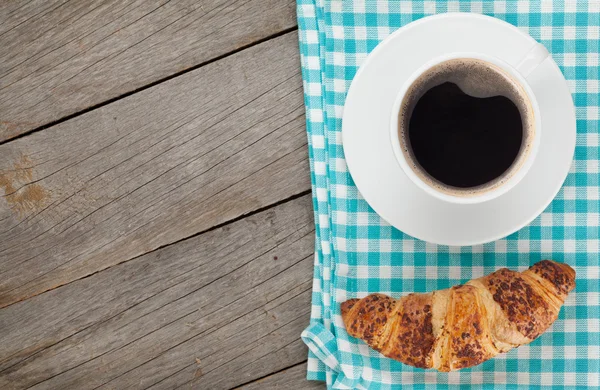 Tasse Kaffee und frisches Croissant — Stockfoto