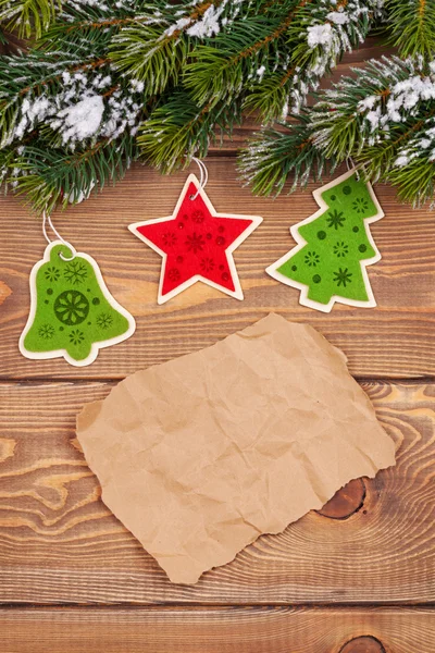 素朴な木製の雪と休日の装飾が施されたクリスマスのモミの木 — ストック写真