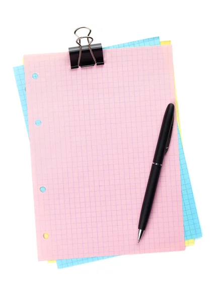 Подкладка офисной бумаги с зажимом и ручкой — стоковое фото