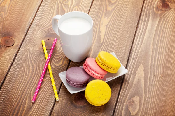 Macaron cookies and cup of milk — Stock Photo, Image