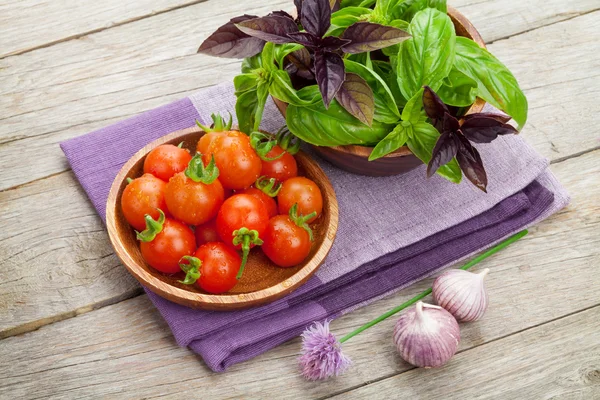 Fresh farmers tomatoes and basil — Stock Photo, Image