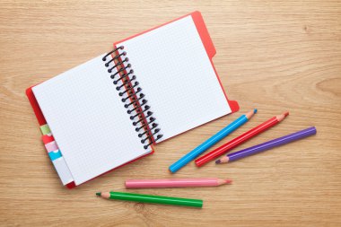 Ofis Masaları boş not defteri ve renkli kalemler