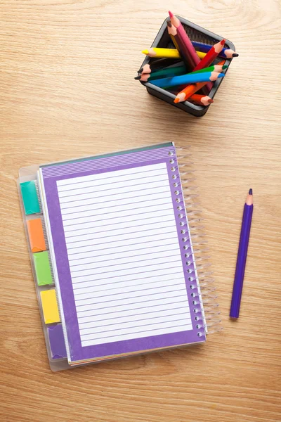 Tabulka sady Office s prázdný Poznámkový blok a barevné tužky — Stock fotografie