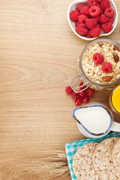 Healthy breakfast with muesli, berries and milk — Stock Photo, Image