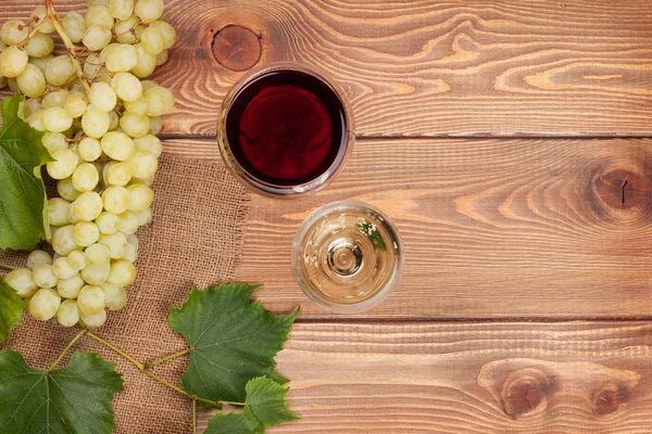 Rode en witte wijn glazen en tros druiven — Stockfoto