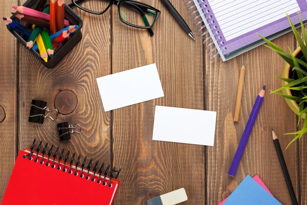 Office tabel met Kladblok, kleurrijke potloden, levert — Stockfoto