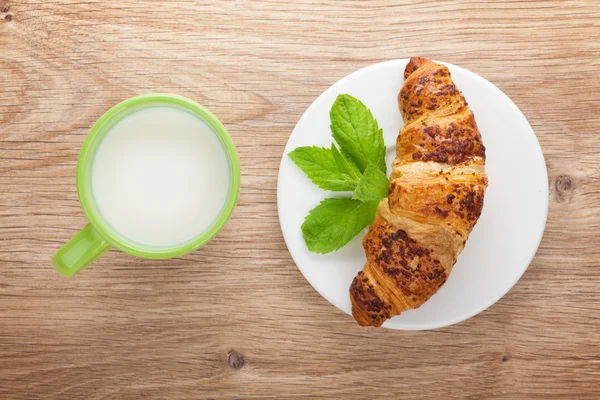 Milk and fresh croissant — Stock Photo, Image