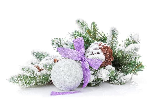 Bauble di Natale con nastro viola e abete — Foto Stock