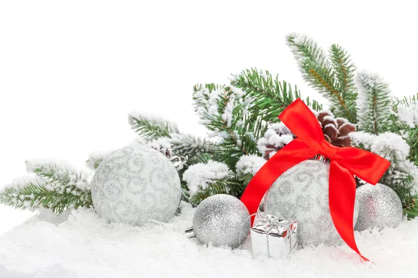 Julgranskulor med rött band och fir tree — Stockfoto