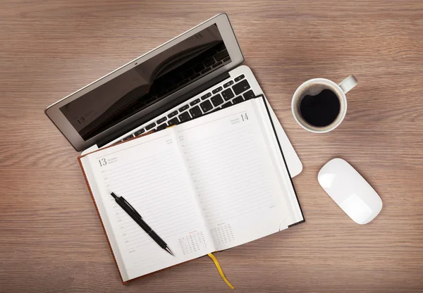 Ahşap masa üstünde not etmek, dizüstü bilgisayar ve kahve Kupası — Stok fotoğraf