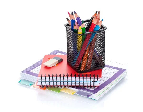 Crayons colorés et fournitures de bureau — Photo