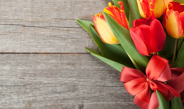 Fargerike tulipanbukett med bånd og bue – stockfoto