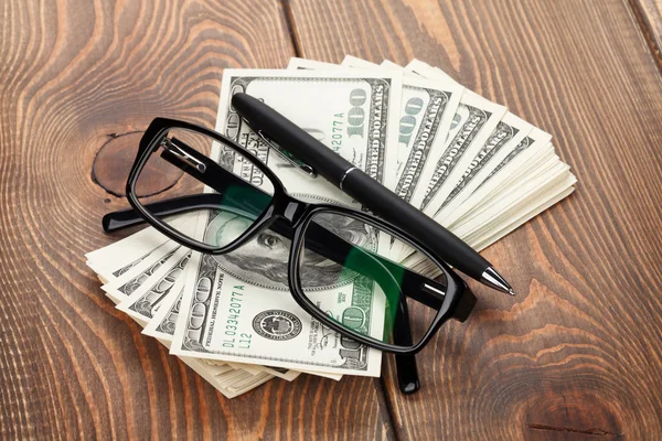 Geld, Brille und Stift — Stockfoto