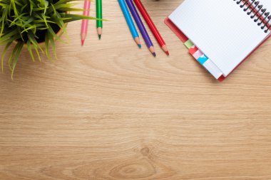 Ofis Masaları boş not defteri ve renkli kalemler
