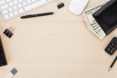 Ofis masaları ile pc, sarf malzemeleri ve para nakit