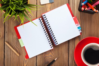 Ofis Masaları çiçek, boş not defteri ve kahve fincanı