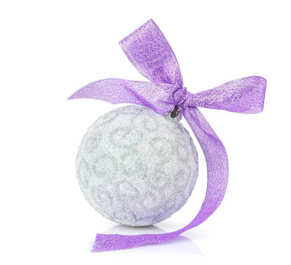 Boule de Noël et ruban violet — Photo