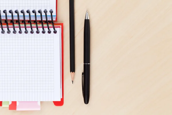 Table de bureau avec bloc-notes vierge, stylo et crayon — Photo