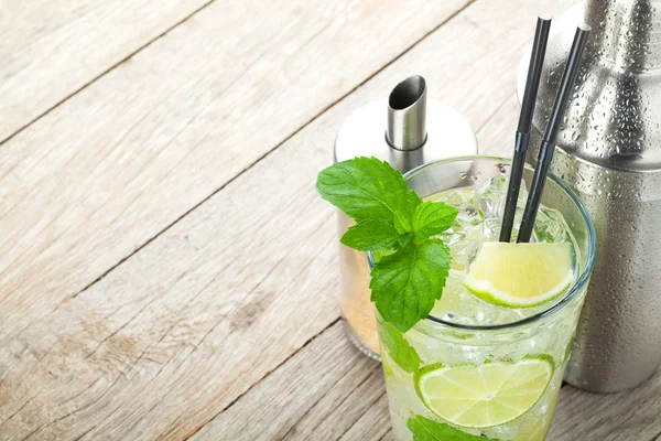 Fresh mojito cocktail and bar utensils — Stock Photo, Image