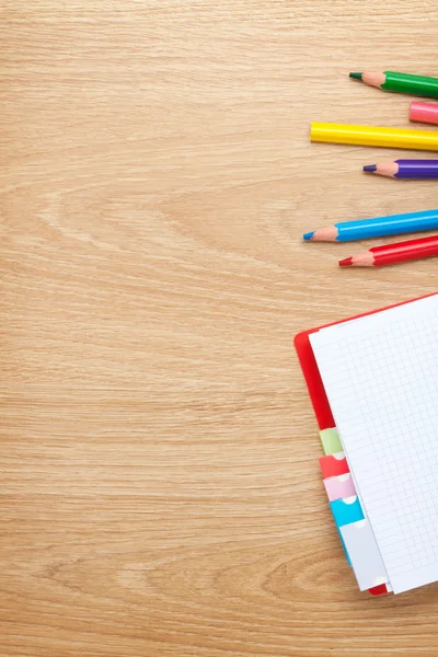 Office tabel met lege Kladblok en kleurrijke potloden — Stockfoto