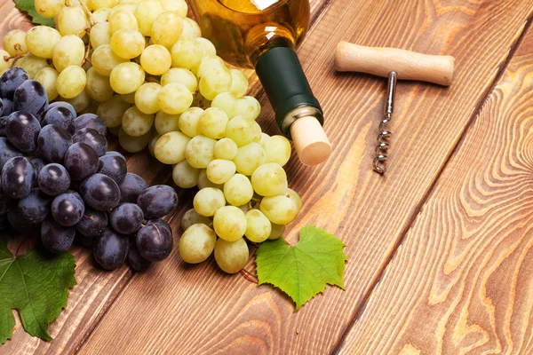 White wine bottle and bunch of grapes — Stock Photo, Image