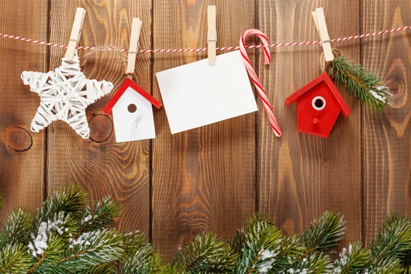 Árvore de abeto de neve, moldura de foto e decoração de Natal na corda — Fotografia de Stock
