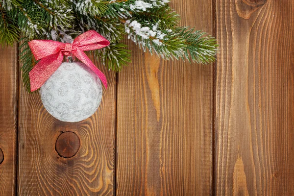 Vánoční strom jedle a cetku s červenou stužku — Stock fotografie