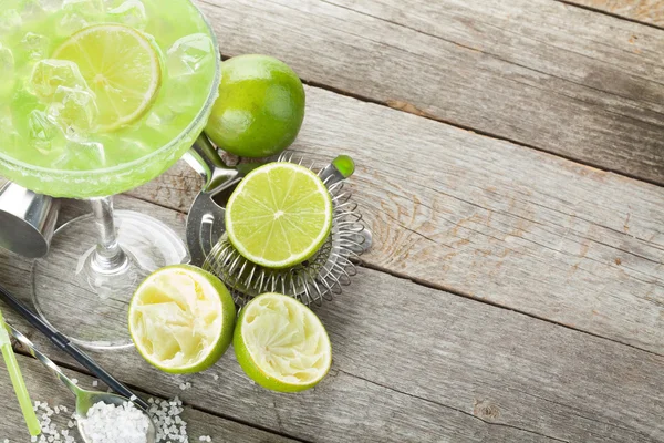 Klassischer Margarita-Cocktail mit salzigem Rand — Stockfoto