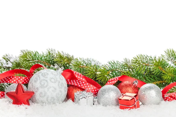 Рождественские безделушки и красная лента со снежной елкой — стоковое фото