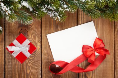 Noel hediye kutusu ve boş tebrik kartı