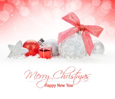 Kar üzerinde Noel renkli dekor