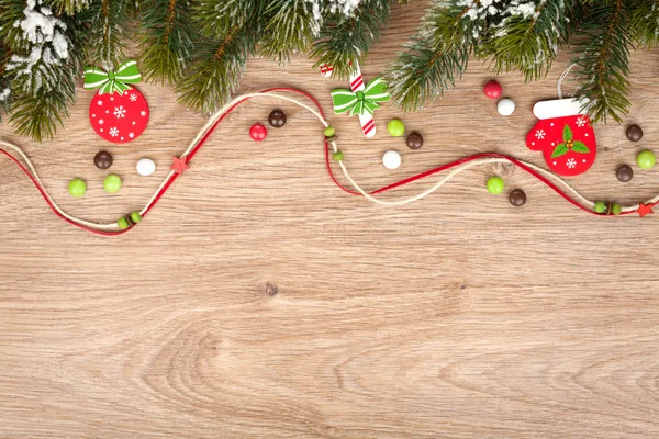 冷杉圣诞树和装饰 — 图库照片