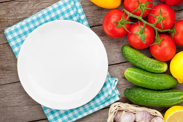 Verduras frescas maduras sobre mesa de madera — Foto de Stock