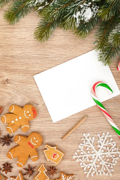 Árvore de abeto de Natal, biscoitos de gengibre e cartão para espaço de cópia — Fotografia de Stock