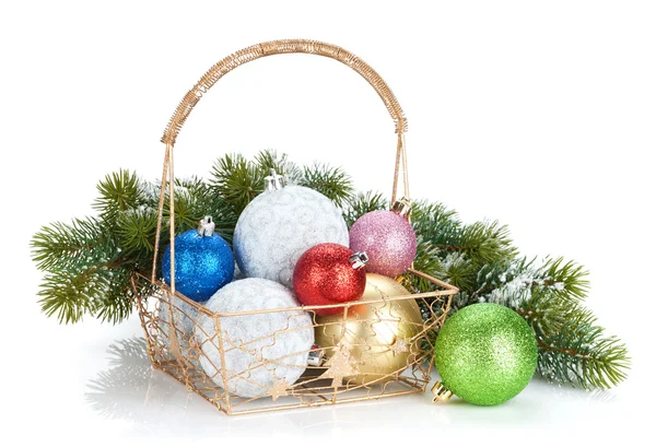 Färgglada julgranskulor och fir tree — Stockfoto
