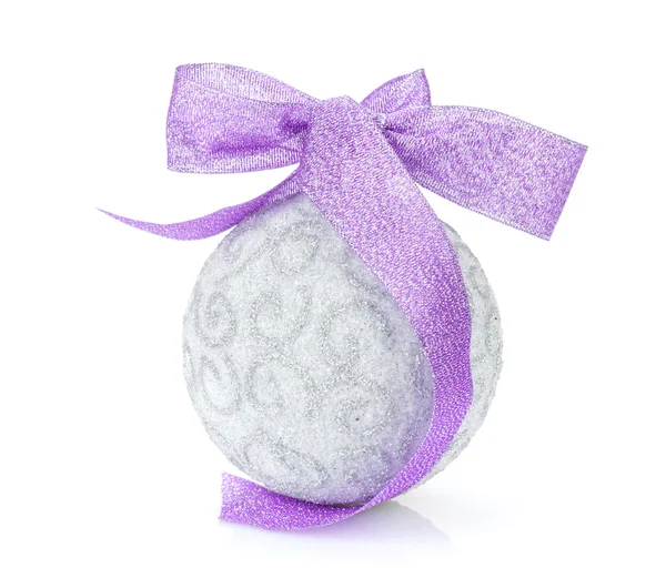 Boule de Noël et ruban violet — Photo