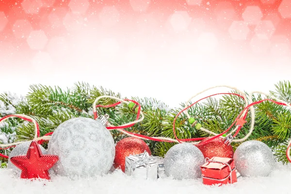 Різдвяний барвистий декор і снігова ялинка — стокове фото