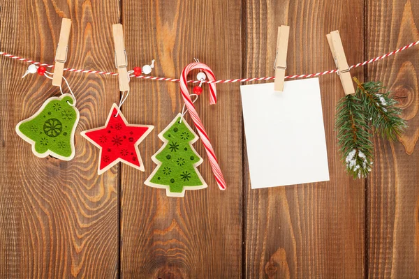 Árbol de abeto de nieve, marco de fotos y decoración de Navidad — Foto de Stock