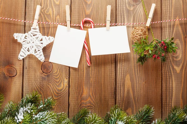 Árvore de abeto de neve, moldura de fotos e decoração de Natal — Fotografia de Stock