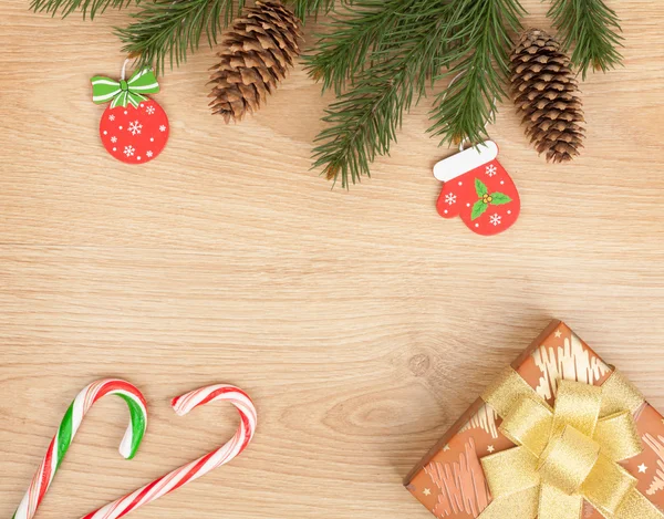 Árvore de abeto de Natal, decoração e caixa de presente — Fotografia de Stock