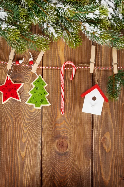 Снежная ель и рождественский декор на веревке — стоковое фото