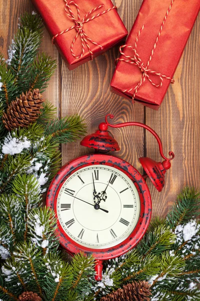 Horloge de Noël, cadeaux et sapin — Photo