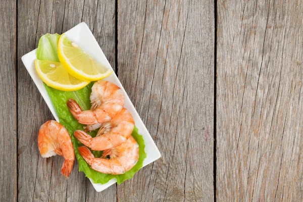 Cooked shrimps with lemon — Stock Photo, Image