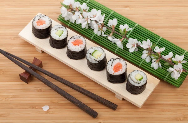 Sushi maki set et branche sakura — Photo