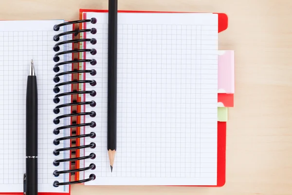 Mesa de escritório com bloco de notas em branco — Fotografia de Stock