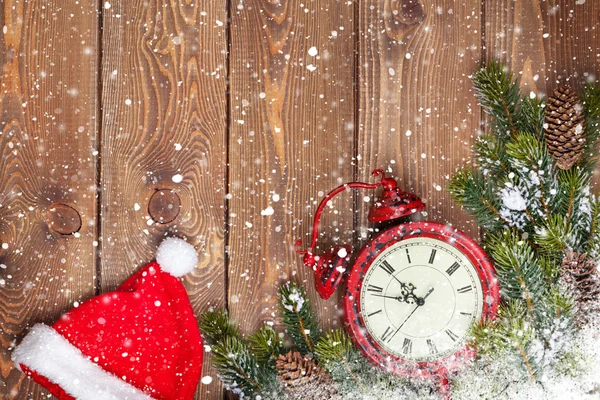 시계와 크리스마스 나무 배경 — 스톡 사진
