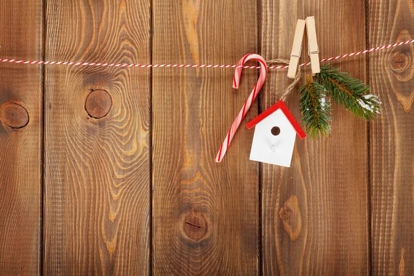 Hó fenyő fa és karácsonyi dekoráció — Stock Fotó