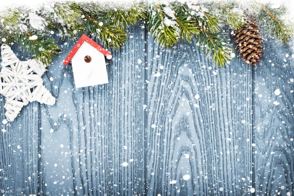 雪モミの木と装飾 — ストック写真