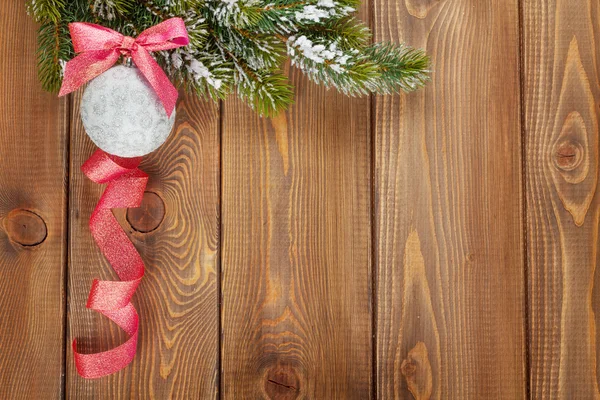 Árbol de abeto de Navidad y bauble —  Fotos de Stock