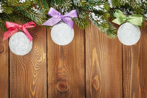 Tannenbaum und Christbaumkugeln — Stockfoto